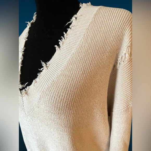 Forever 21 Women’s Distressed Knit Sweater Beige Tan M Oversized Slouchy V-Neck - Picture 3 of 13